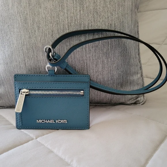 - Michael Kors Lanyard Zip Case - Picture 3 of 4